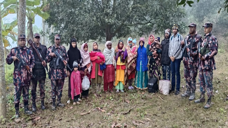 ভোলাহাট সীমান্ত দিয়ে বাংলাদেশে অবৈধ অনুপ্রবেশকালে শিশু,নারীসহ ২৭ বাংলাদেশী আটক